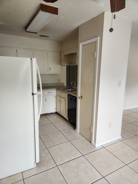 Building Photo - 621 Woodsman Dr