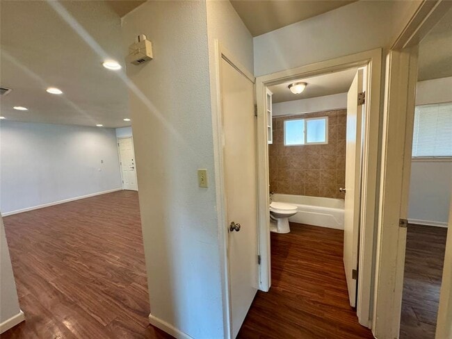 Building Photo - 2102 Pompton Dr