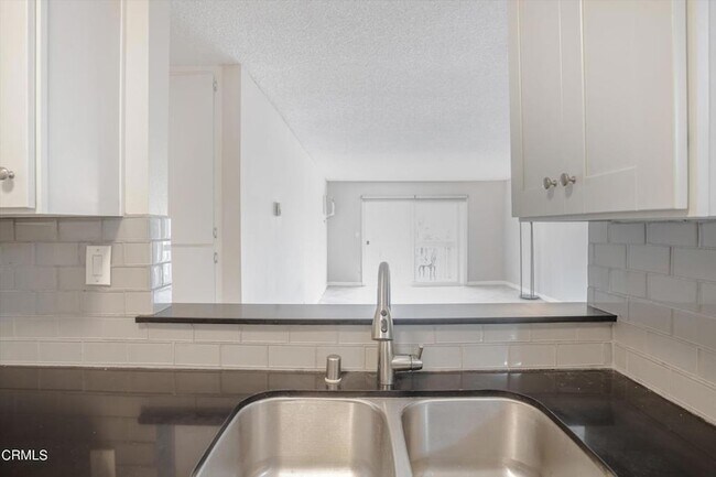 Building Photo - 8577 Rugby Dr