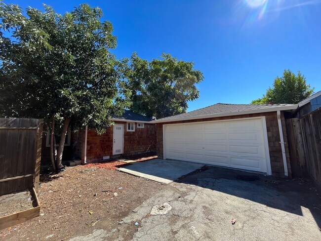 Building Photo - Great Student Housing.  3bd (Has been converted to 4 bedroom in past) 3bath house a block and a h...