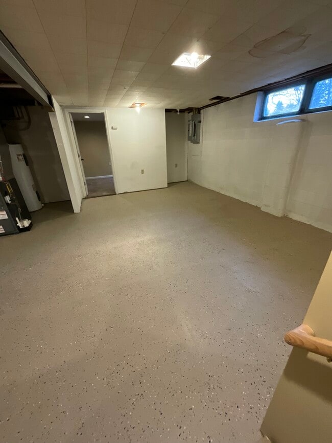 Building Photo - 1229 W Arrowhead Rd