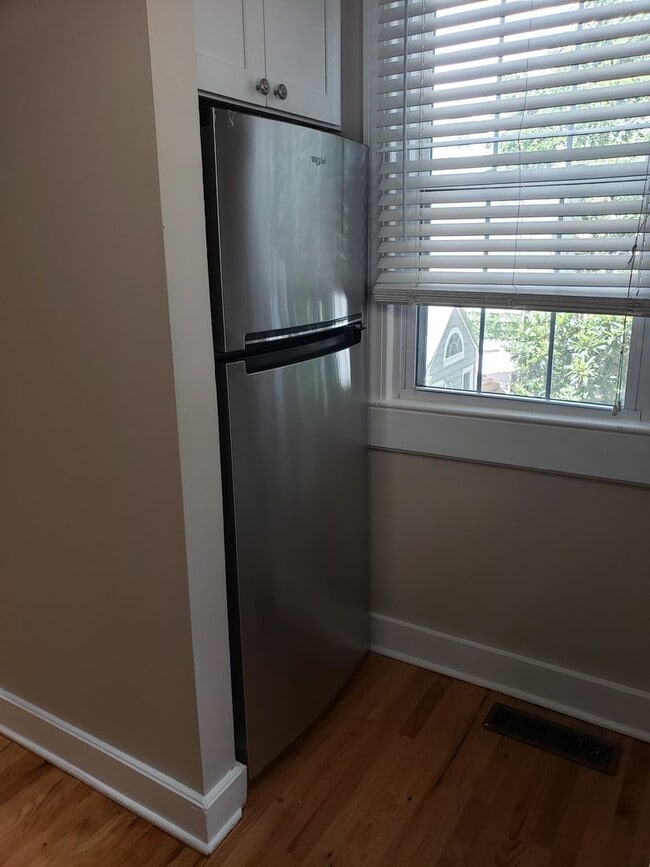 Building Photo - 4 Bedroom - 2 Bath - Great Location