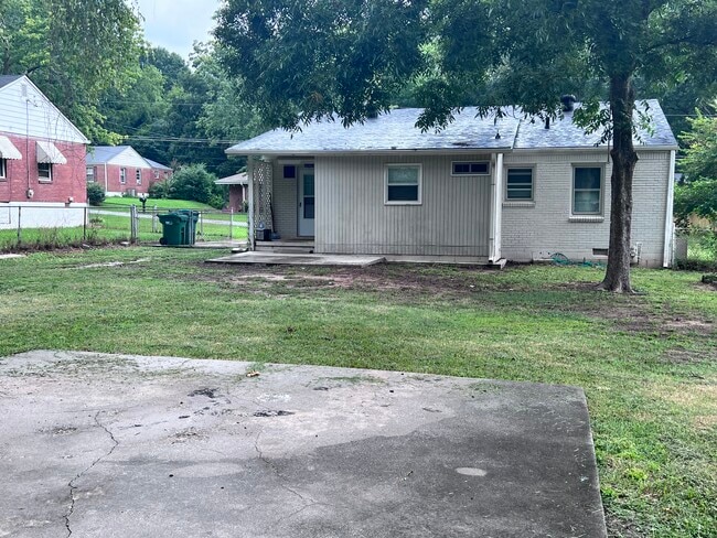 Building Photo - Pineview Drive