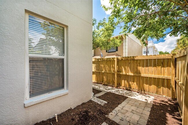 Building Photo - 2101 W De Leon St