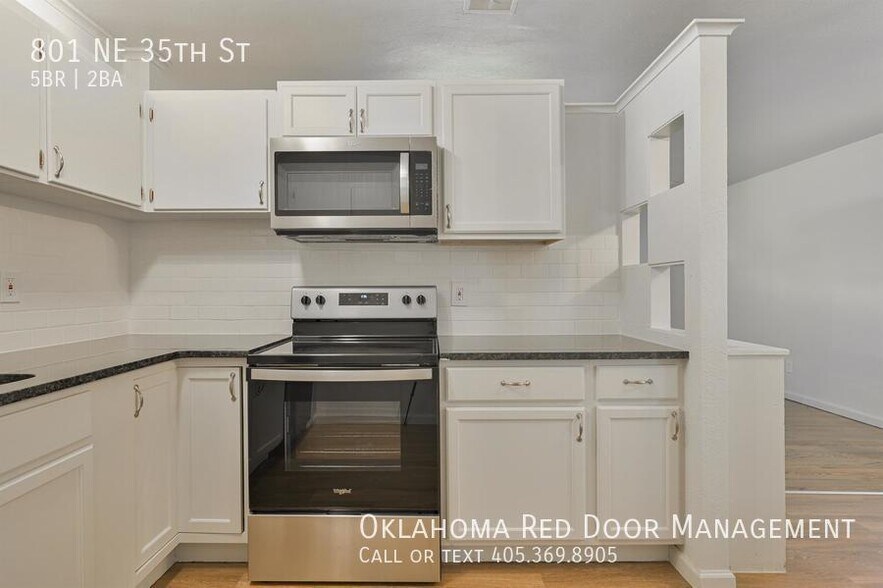 Building Photo - 801 NE 35th St