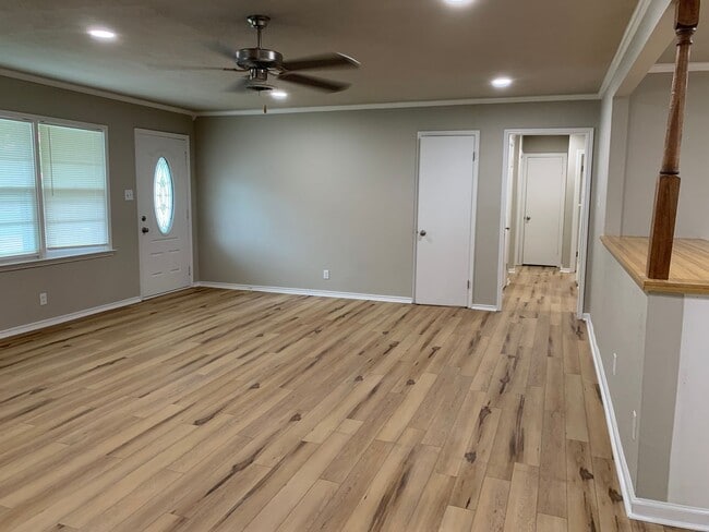 Building Photo - Freshly Renovated 3-Bedroom, 1-Bath