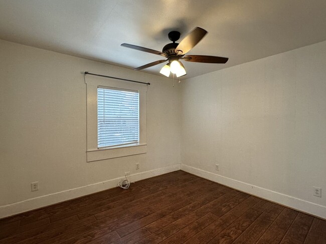 Building Photo - Hillcrest 1-Bedroom Duplex w/Parking and L...