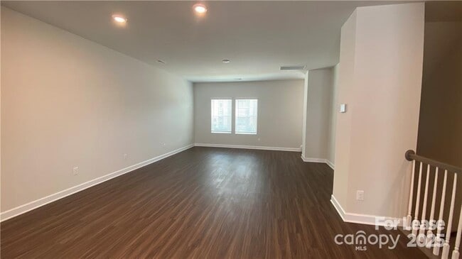 Building Photo - 3860 Memorial Pkwy