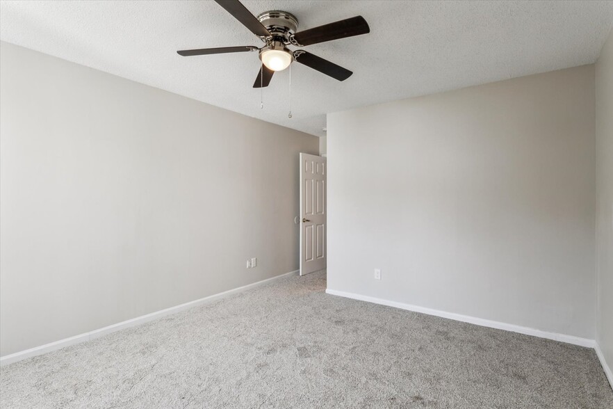 More views of primary bedroom - 5369 Gardner Ct