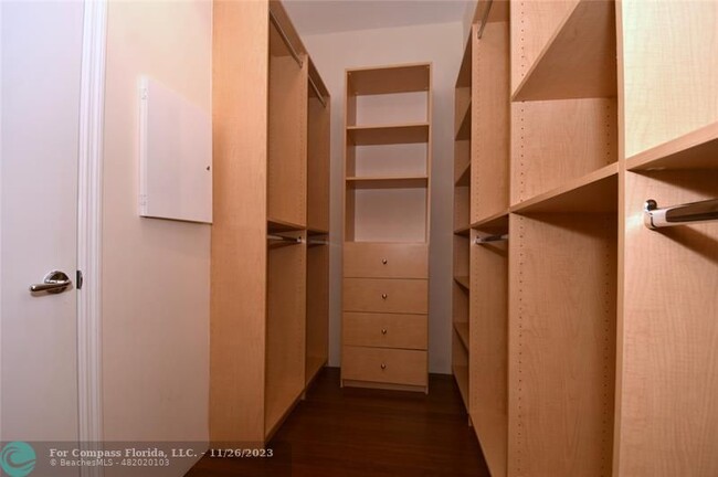 Building Photo - 20000 E Country Club Dr