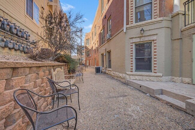 Building Photo - Adorable Studio in 1909 Building! Heart of Capitol Hill