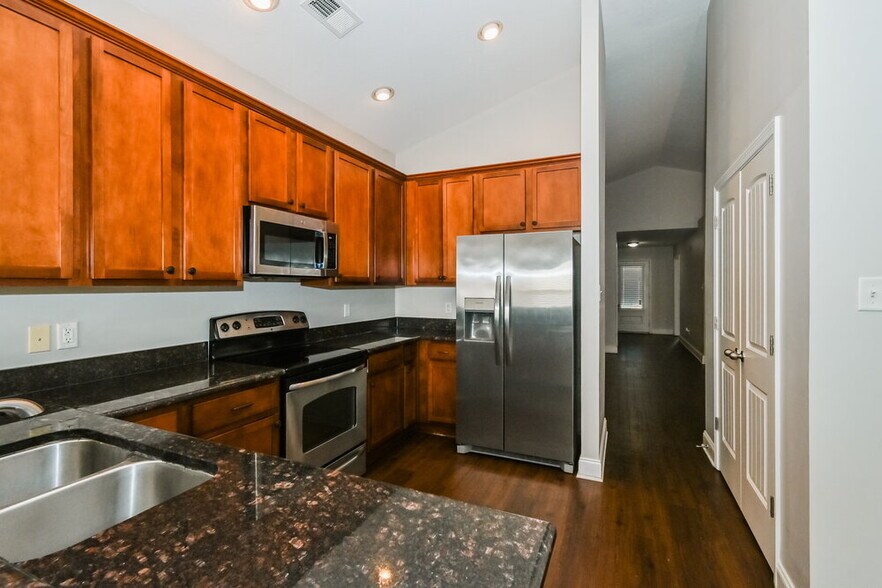 Building Photo - 2915 S Hartland