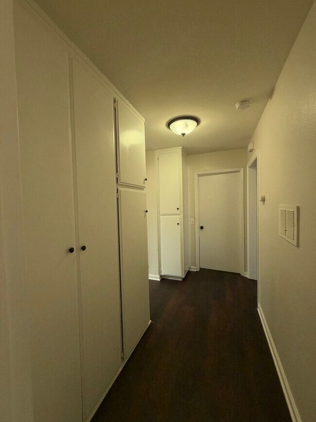 Building Photo - 1125 E Ventura St