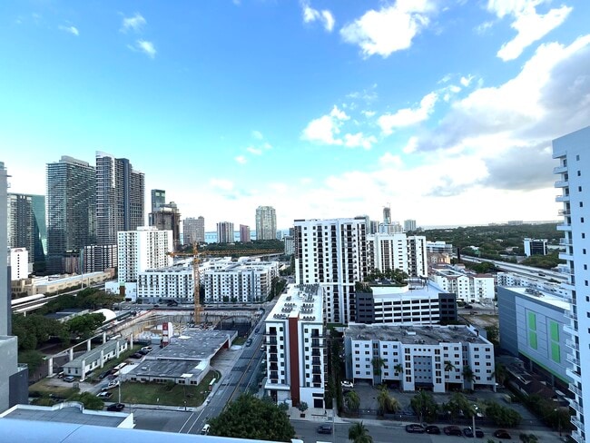 Building Photo - 1010 SW 2nd Ave