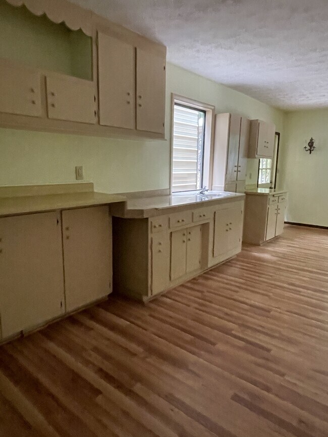 Building Photo - 170 Longview Dr