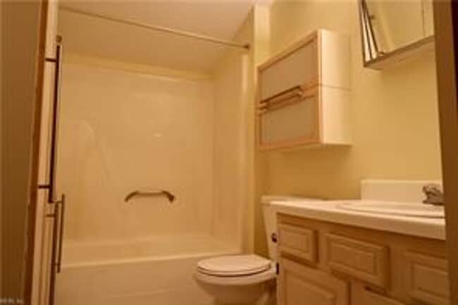 Building Photo - North End Beach Cottage 2 Bedroom 1 Bath