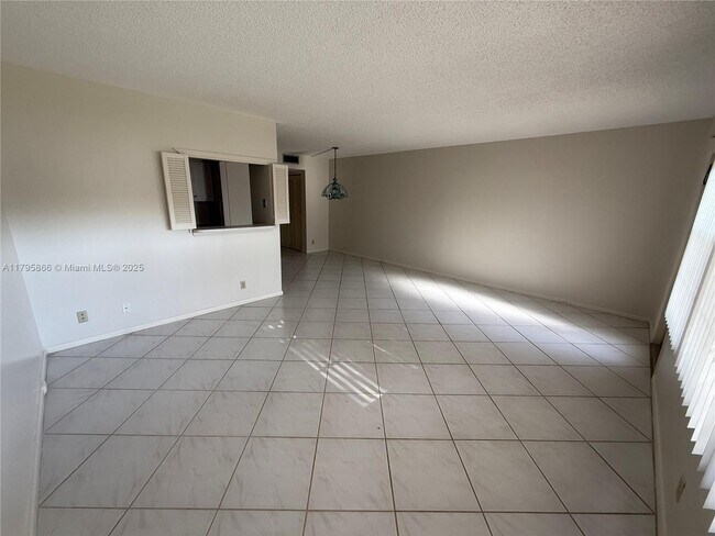 Building Photo - 447 Fanshaw K