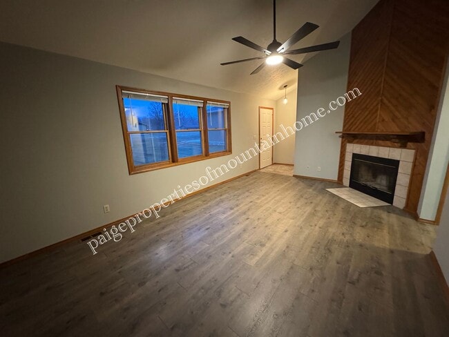 Building Photo - Spacious 1-Bedroom in Cotter Near Valley Airport – Unique Garage
