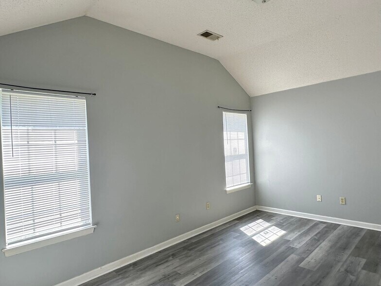 Building Photo - 1090 Cambrain Dr