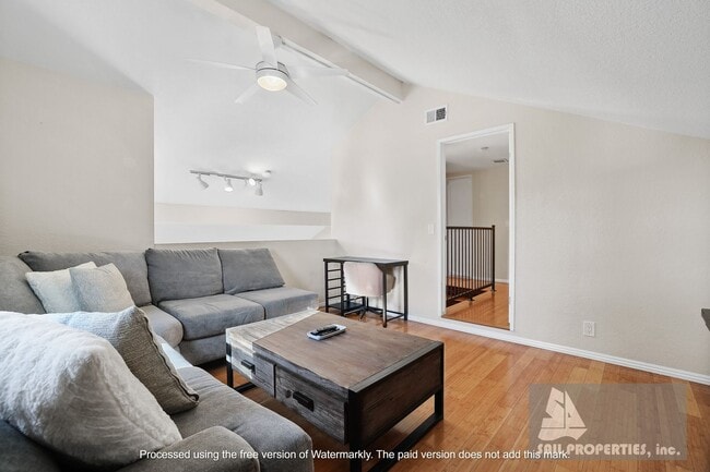 Building Photo - Beach Townhome Vacation Rental with two car garage!