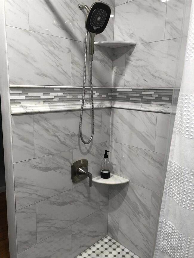 Building Photo - 1056 Beekman Rd