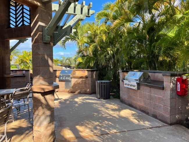 Building Photo - Gorgeous like new Premier condo in S. Kihe...