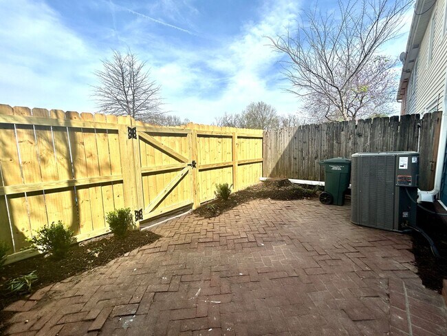 Building Photo - Well appointed 2 bed, 2.5 bath Townhouse Partial Utilities Included!