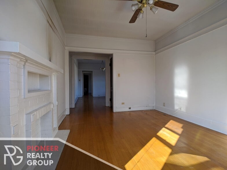 Building Photo - 1448 W Cornelia Ave