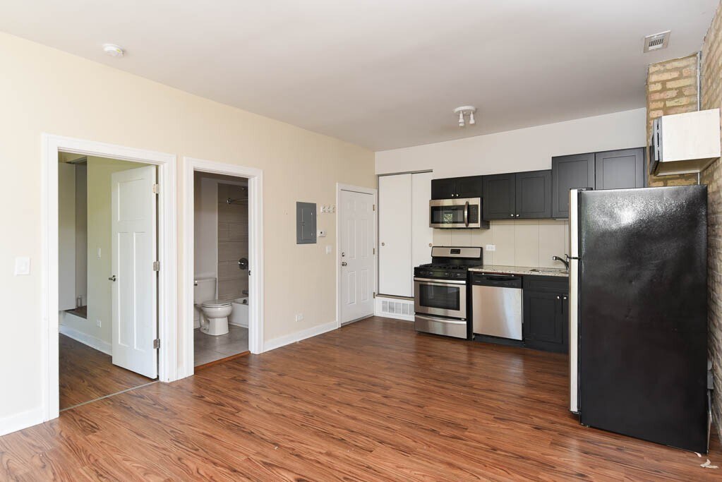 Building Photo - 3550 W Lawrence Ave
