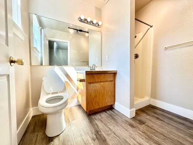 Building Photo - **Pre-Leasing for Summer 2026** Newly updated, spacious 5 bedroom home