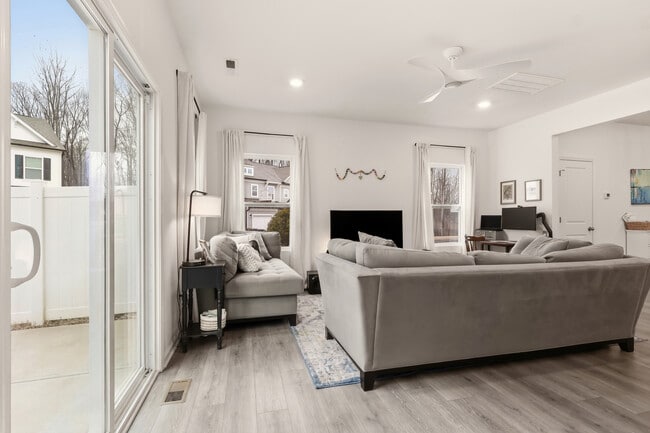 Building Photo - 17 Saltford Ln