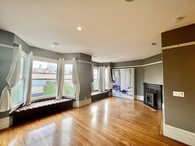 Building Photo - Welcome to North Beach! Premier 1 bed/ 2 B...