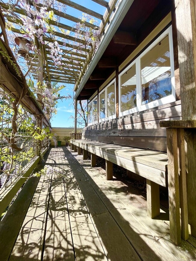 Building Photo - Bernal Heights Garden Cottage - Pet Friendly!