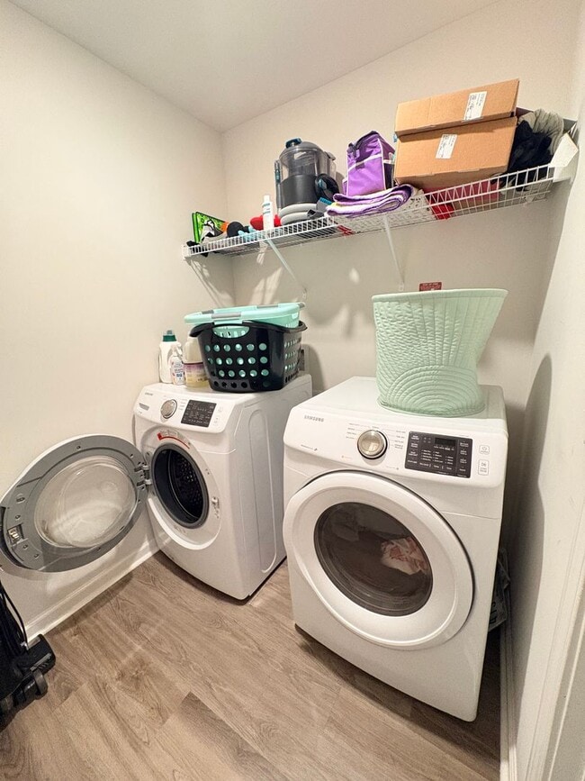 Building Photo - Welcome To Heritage New River Side