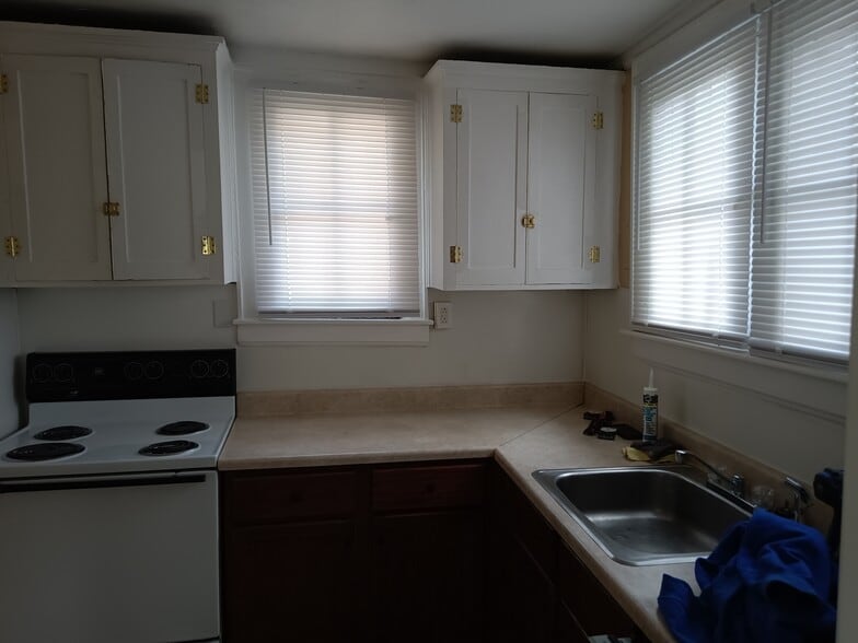 Building Photo - 1552 Lewis St