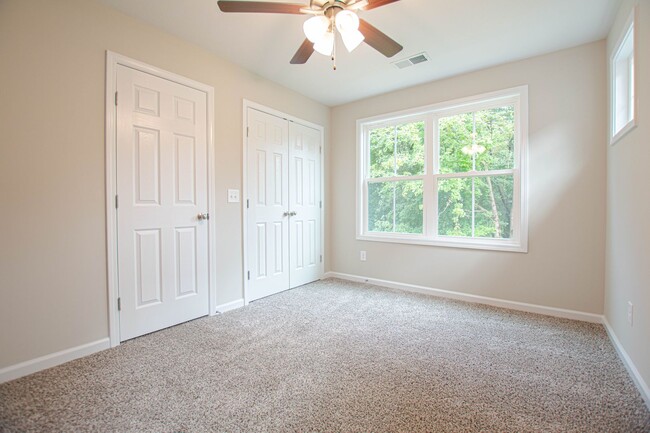 Building Photo - Pet Friendly Two Bedroom!