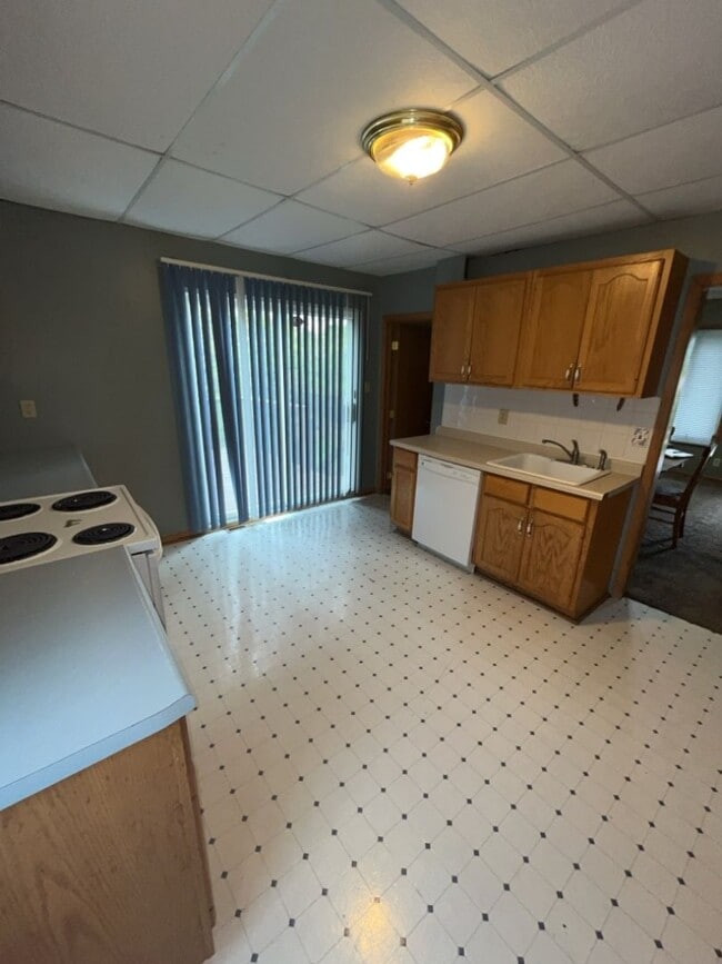 Building Photo - AVAILABLE JUNE - 5 Bed 2 Bath In East Hillside