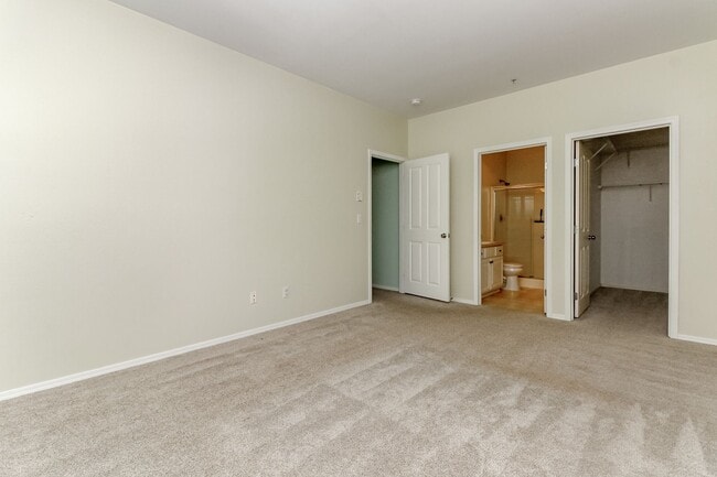 Building Photo - Low maintenance condo living in DuPont