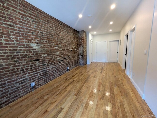 Building Photo - 104-44 42nd Ave