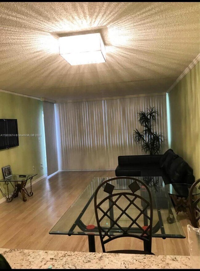Building Photo - 1301 NE Miami Gardens Dr