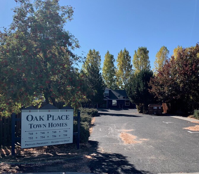 Building Photo - 748 NE Oak Place