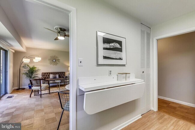 Building Photo - Private and Spacious Condo in Bethesda!