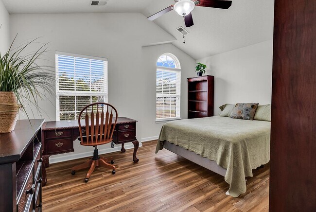 Building Photo - 765 Riverward Dr