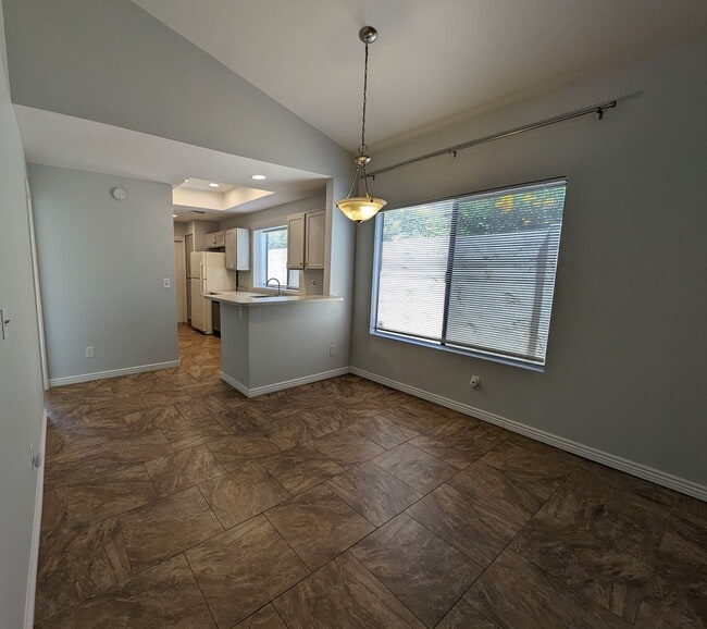 Building Photo - 2 Bedroom Condo in the Sonoma Village Comm...