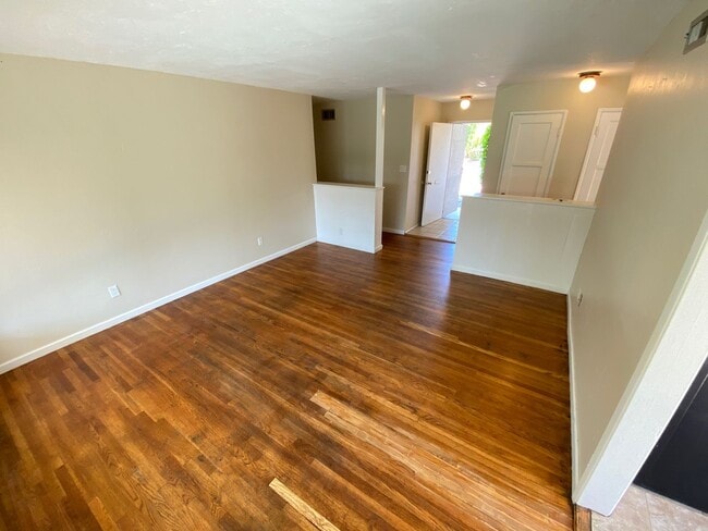 Building Photo - 4BD/2BA, POOL!!