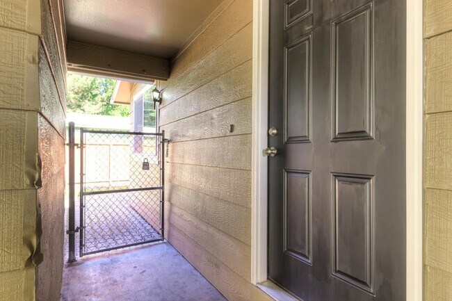 Building Photo - Beautifully Renovated 2 Bed, 1 Bath Townhouse – Available July 1st!