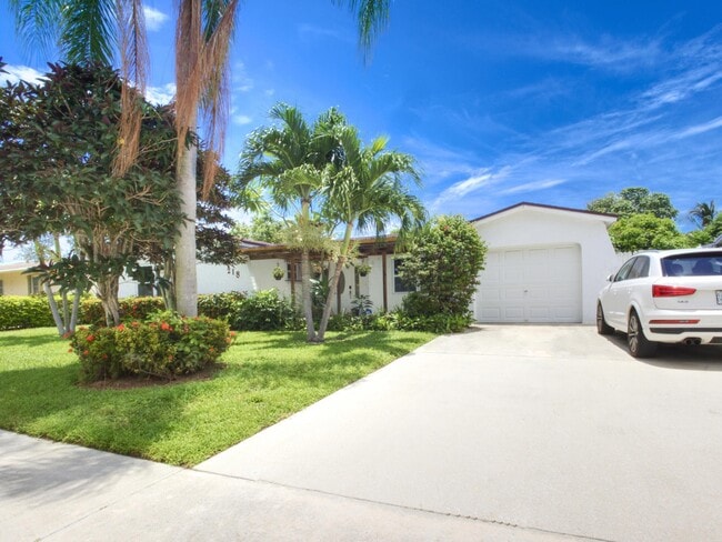 Building Photo - 218 S Sequoia Dr