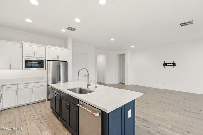 Building Photo - 8804 W Vista Ave