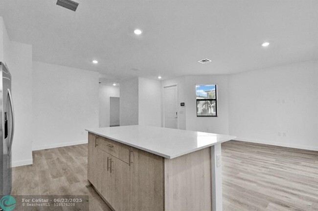 Building Photo - 710 Del Vista Rd