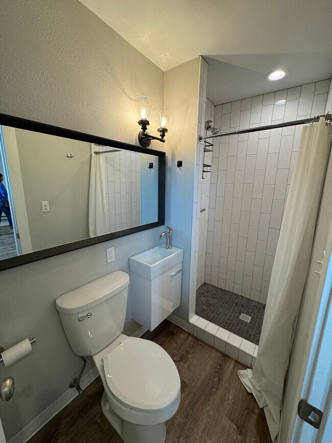 Building Photo - Modern 1 Bedroom! AVAILABLE NOW!